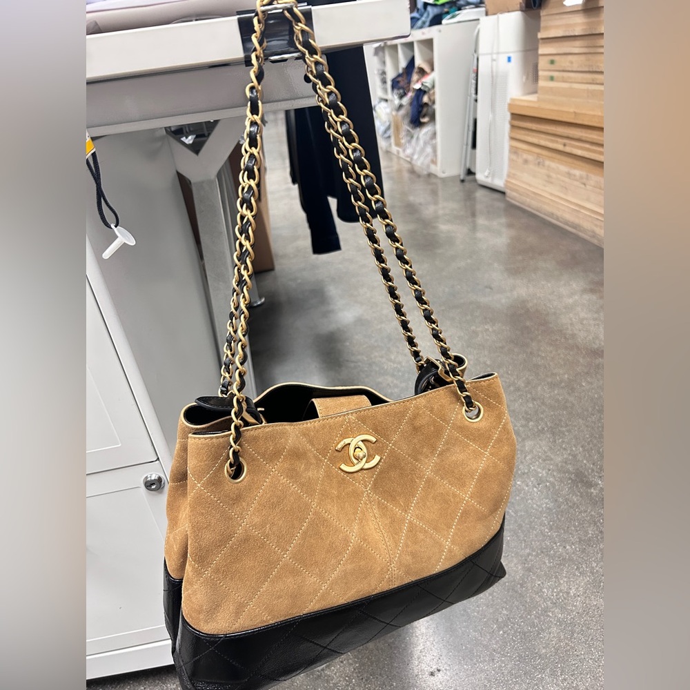 Beige and Black Quilted Shoulder Bag——Chanel